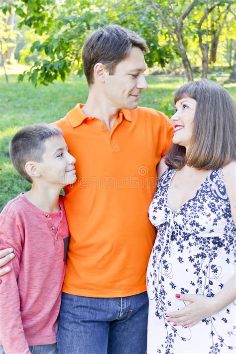 Familia Con El Padre Y El Hijo Embarazadas De La Madre Imagen De