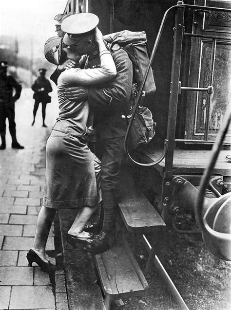 60 1 Heart Warming Historical Pictures That Illustrate Love During War