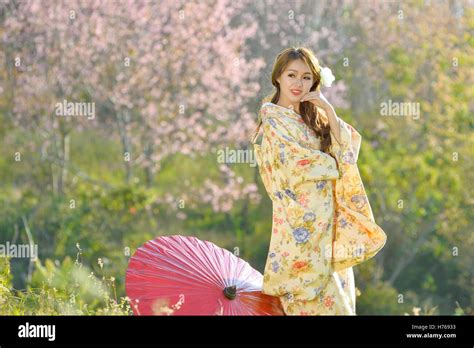 Portant Le Kimono Traditionnel Banque De Photographies Et Dimages Haute R Solution Alamy