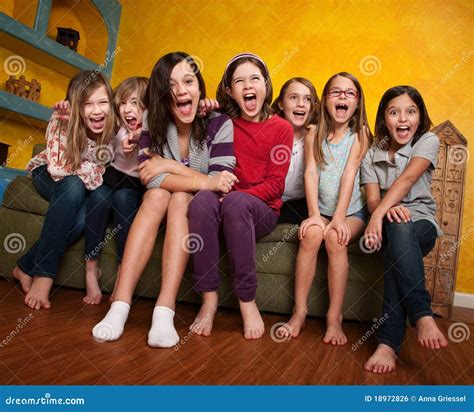 Groupe De Filles Criant Photo Stock Image Du Préadolescent 18972826