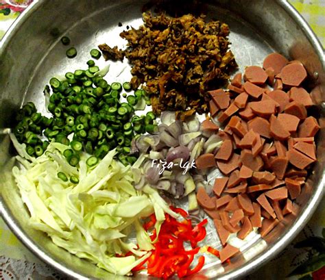 1 kaleng sarden ukuran 155 gram 1 bh. NASI GORENG SARDIN | Fiza's Cooking