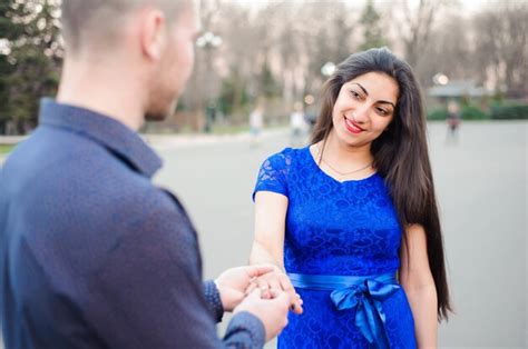 Premium Photo Man Asking His Girlfriend If She Wants To Marry Him
