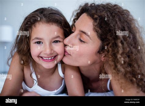 Madre Besando A Su Hija En La Mejilla Fotografía De Stock Alamy