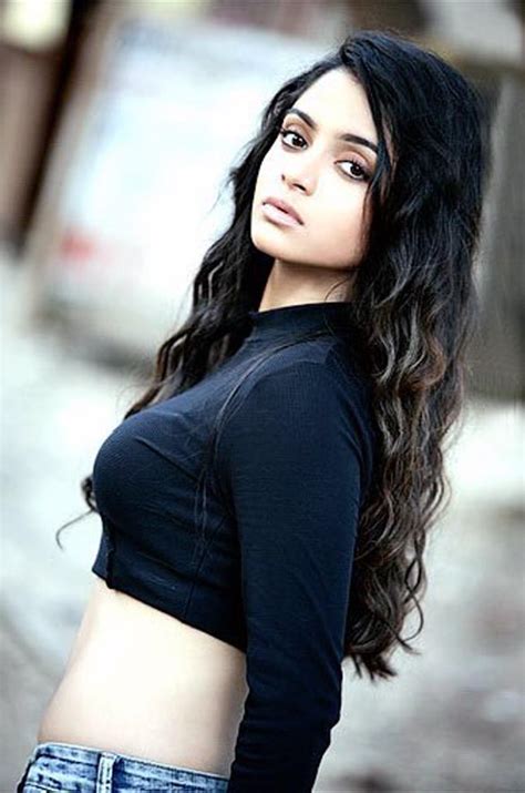 Sheena Shahabadi Hot New Babe Exposing Her Navel