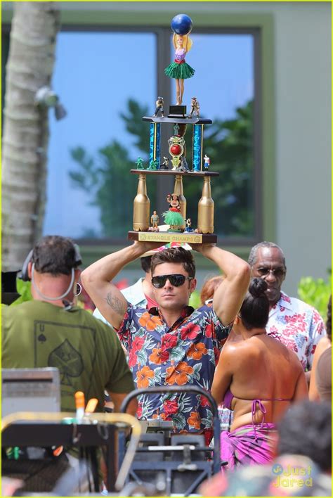 Full Sized Photo Of Zac Efron Shirtless Hawaii More Ripped Than Ever 03