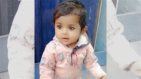 Delhi News कार बैक करने के दौरान डेढ़ वर्षीय बच्ची की कुचलकर मौत घर के बाहर खेल रही थी मासूम
