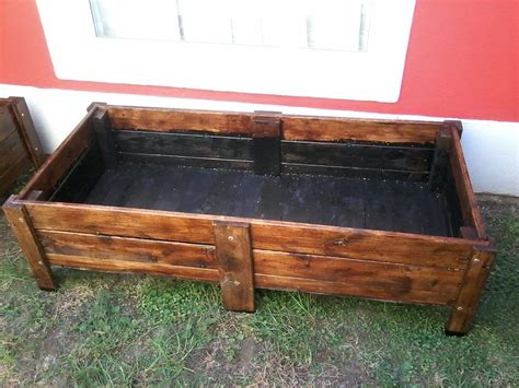 Como en toda labor de bricolaje, lo primero que se debe hacer es elaborar una lista de los materiales y herramientas que esta es la lista de materiales para elaborar un macetero de base rectangular, es tan solo un modelo de los muchos que puedes hacer utilizando. Macetero Jardinera Para Huerta Madera Reciclada De Pallets ...