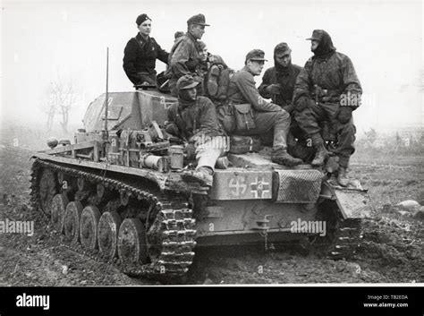 Waffen Ss Wiking Division Men Y Panzer Tank Fotos E Imágenes De Stock