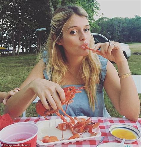 Pregnant Daphne Oz Shares Photo Of Herself Eating Quiche Daily Mail