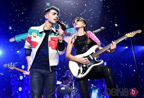 Joe Jonas Y Jinjoo Lee Actuando En El Jingle Ball Tour 2015 En Los