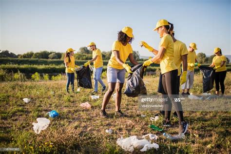 Volunteer Together Pick Up Trash In The Park