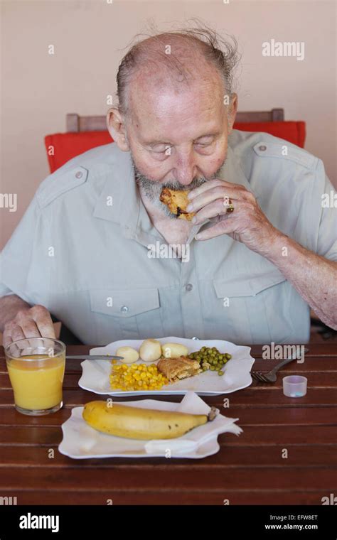 Anciano Comiendo Comida Saludable En Care Home Fotografía De Stock Alamy
