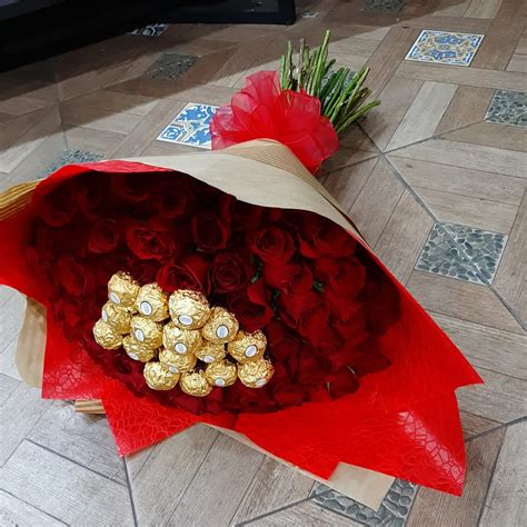 Ramo De Rosas Rojas Y Chocolates Ferrero Chu Flora Envia