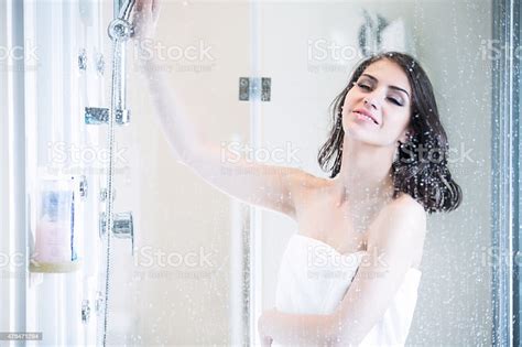 Beautiful Brunette Woman Taking Shower Showering And Enjoying Bath 照片檔及更多 2015年 照片 Istock