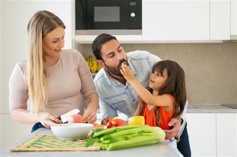 Familia Cocinando Comiendo Casa Pandemia Nina Dando Rebanada Verduras