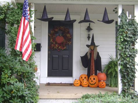 Go to the park, or even along side the road, and you can find to add to our fall outdoor decorating, i added the wooden bench into the landscaping, and placed another mum plant into a galvanized bucket, and. 125 Cool Outdoor Halloween Decorating Ideas - DigsDigs
