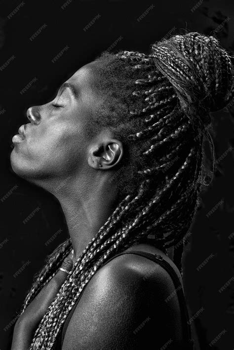 Retrato De Estudio De Una Joven Negra Con Trenzas Y Un Fondo Negro