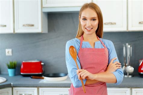 3 Best Ways On How To Wear An Apron In The Kitchen Forks Up Blog