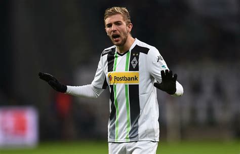 Kramer took a blow to the face early, and then continued playing for 14 minutes before slumping to the ground. Weltmeister verlässt Leverkusen: Christoph Kramer kehrt ...