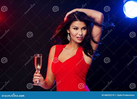 Belle Femme Avec Le Verre De Champagne à La Boîte De Nuit Photo Stock Image 68632210