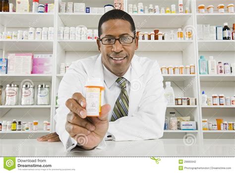 Apotheker.com is tracked by us since april, 2011. Mannelijke Apotheker Working In Pharmacy Stock Foto ...