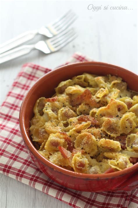 If you like alfredo pasta or carbonara then you will absolutely love this. Tortellini gratinati con panna e pancetta-primo piatto al ...