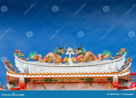 The Double Chinese Dragon On The Temple Roof Stock Photography