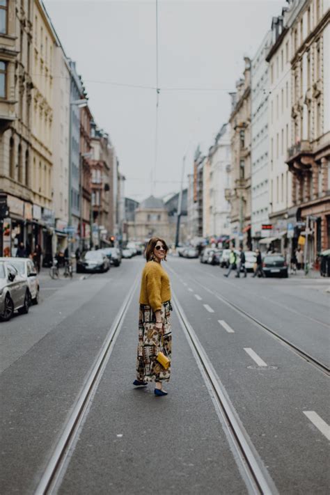 Die ganze doku ➡️ ly.zdf.de/ygxz/ nirgendwo sonst werden drogen so offen verkauft und konsumiert wie im frankfurter. Italienisches Flair im Frankfurter Bahnhofsviertel: Schick ...