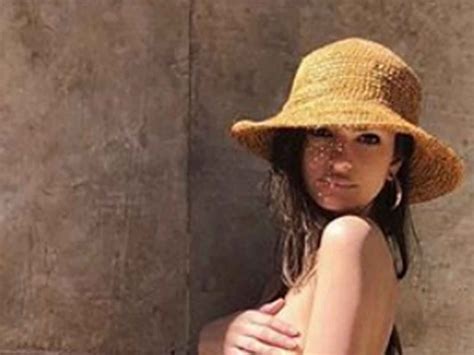 Emily Ratajkowski Blows Our Minds With Naked Selfie For Her Husband