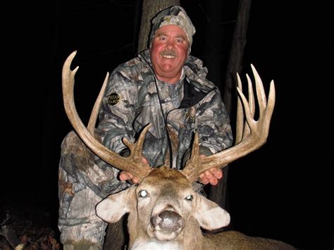 Iowa Trophy Whitetail Hunting Guide - Akin Outfitters