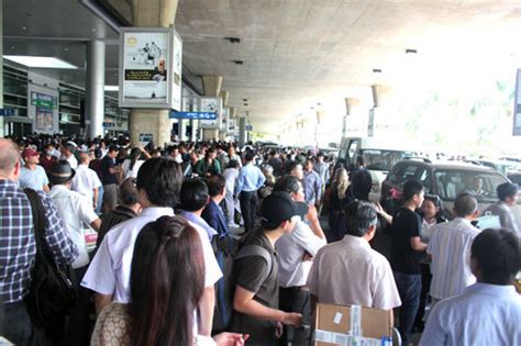 Bạn đang muốn tìm vé máy bay sài gòn đi hà nội giá tốt nhất thì abay chính là lựa chọn tối ưu rồi đó. 'Biển người' đón Việt kiều về quê ở sân bay Tân Sơn Nhất