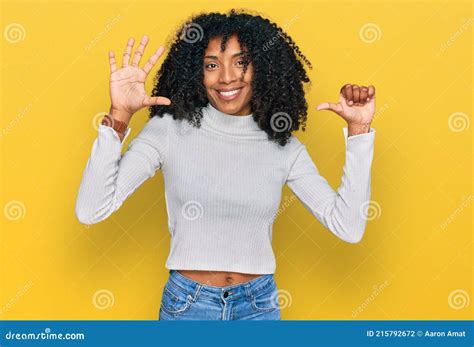 Joven Afroamericana Con Ropa Casual Mostrando Y Señalando Con Los Dedos Número Seis Mientras