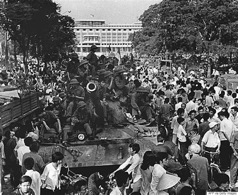 8 Historic Photos That Capture The Chaotic Us Withdrawal From Saigon