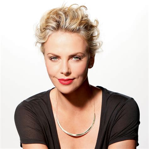 Charlize theron feels unbound from son while promoting 'prometheus'. Femina | Charlize Theron, les épreuves la rendent plus forte
