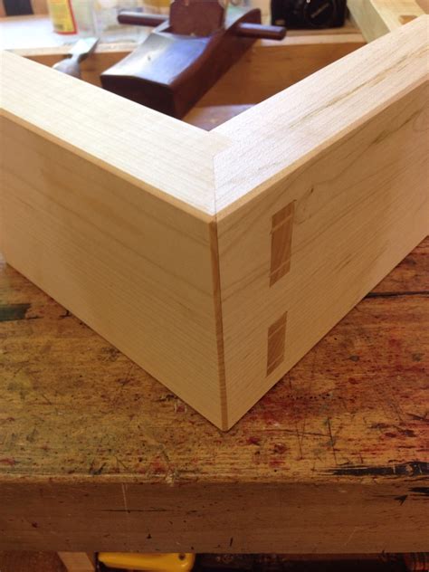 ßtraight Grain — Through tenoned, rabbeted miter joint.