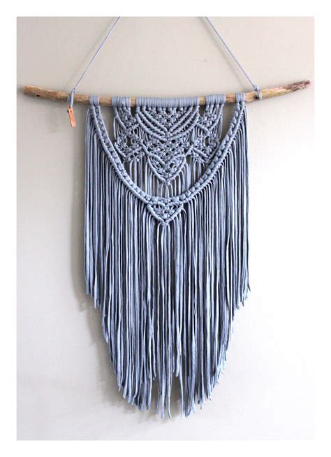 These wall hangings are handmade masterpieces of art by our christian brothers & sisters to commemorate the god that once walked among them, jesus christ. Wandhanger de macramé en nostalgisch blauw aan tak ...