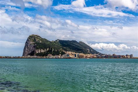 Suelo británico reclamado por españa, gibraltar es una pequeña porción de tierra estratégicamente situada en la península ibérica, de forma que su posesión permite controlar. Gibraltar | Location, Description, History, & Facts | Britannica.com