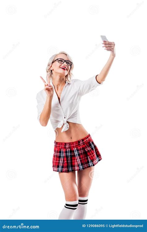 Verlockende Blonde Frau In Der Schulmädchenkleidung Die Friedenszeichen Zeigt Und Selfie Auf