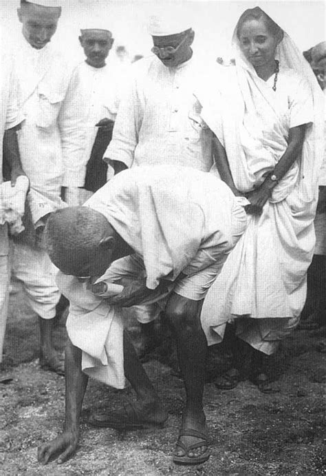 Salt March Life Of Mahatma Gandhi Mahatma Gandhi Photos Gandhi