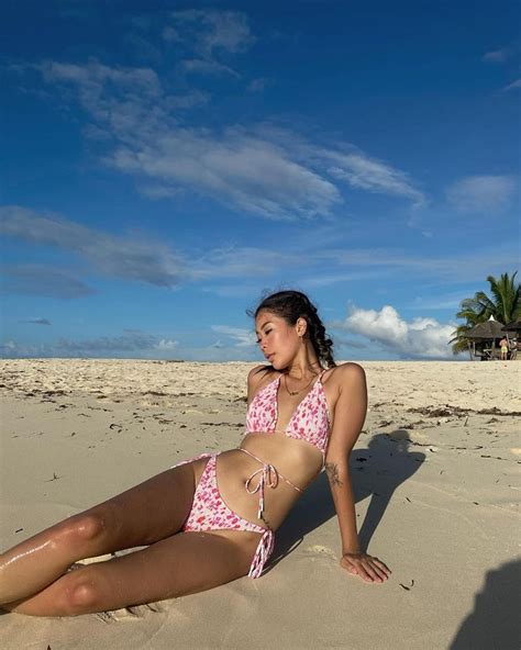 25 Flattering And Sexy Swimsuit Poses To Try For Instagram Previewph