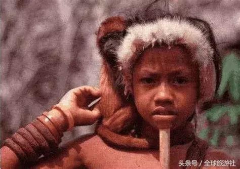 最原始的部落：男女老少都不穿衣服，以下巴插入一根木棍為美 每日頭條