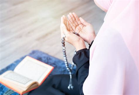 1100 Hand Holding A Tasbih Stock Photos Pictures And Royalty Free