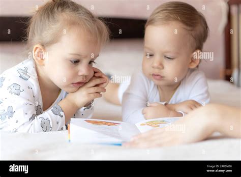 Niños Encantadores Hermano Y Hermana Leyendo Un Libro En La Cama
