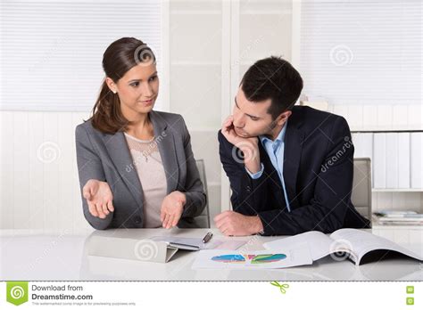 Dos Hombres De Negocios Que Se Sientan En La Oficina Que Habla Y Que