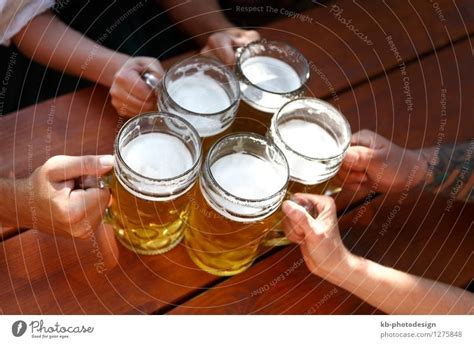 People Drinking Beer In A Bavarian Beer Garden Ein Lizenzfreies Stock