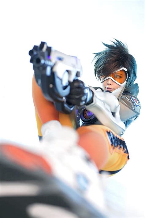 Cosplayer Tasha As Tracer From Overwatch Overwatch Know Your Meme