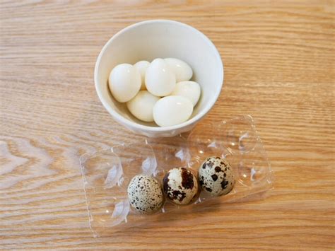 ◆ゆで卵の作り方 (1) 卵は熱湯に入れると温度差でひびが入りやすいので、水から入れてゆでる。 (2) 鍋に卵がかぶるくらいの水を入れ、中火にかけ、黄身を中心にして固めるために、１～２分ほどはしで転がしながらゆで始める。 (4) ゆで上がったらすぐに冷水にとり、冷めたら殻をむく。 うずらの卵 ゆで方