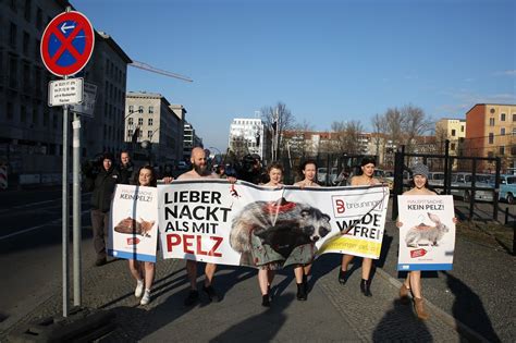 Lieber Nackt Als Mit Pelz Tierrechtler Demonstrieren Nackt Zum Start Der Fashion Week In