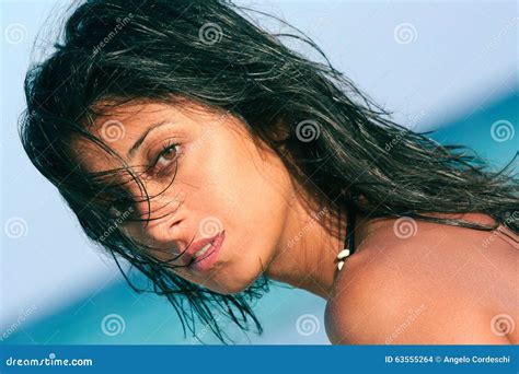 Волосы молодого брюнет длинные Женщина портретов на море внешнем Стоковое Фото изображение