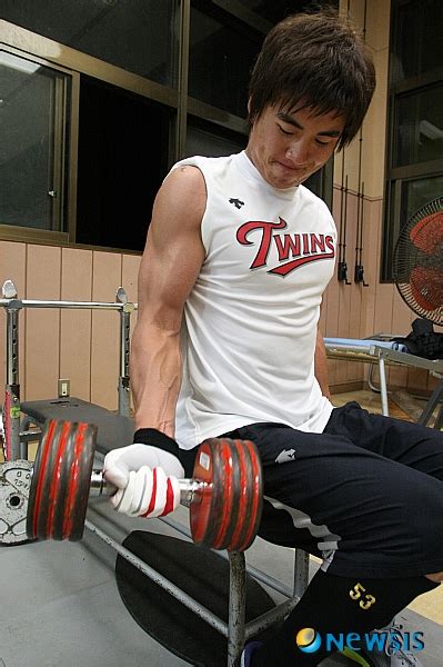 이소룡은 무술실력 못지 않게 머리도 좋았는데 자신에게 꼭 필요한 근육만 단련시켰다. :: 미친야구 :: 미친몸매 `근육이 없는 게 아냐` 탄탄한 몸을 ...